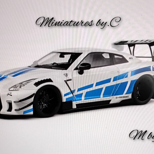 Nissan GT-R (R35) W/ Liberty Walk Body Kit 2.0 – White & Blue Stripes 2024- 1:18éme- Solido