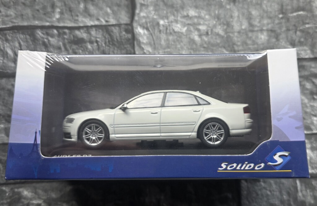Audi S8 (D3) 1/43ème solido